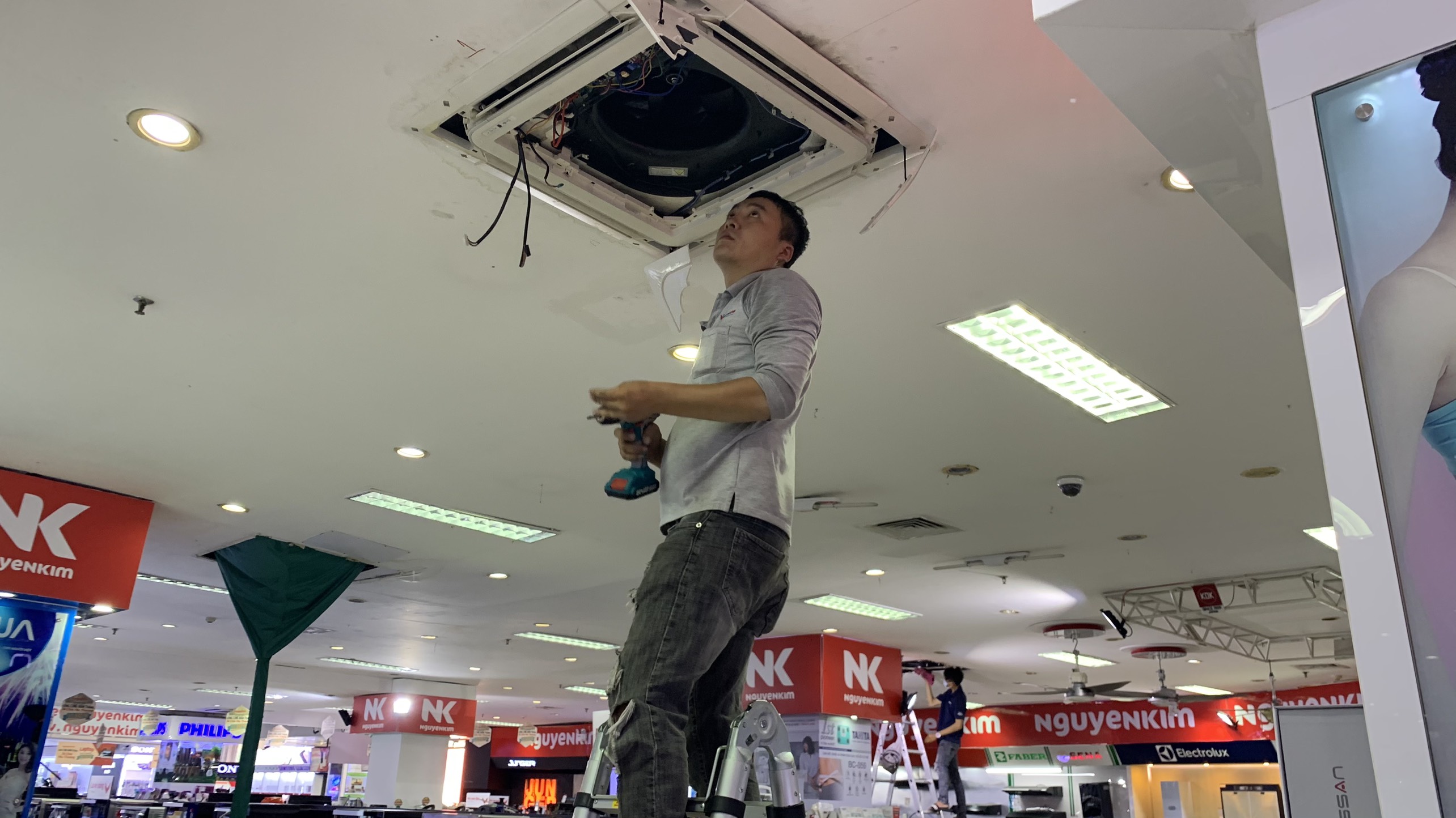 Vệ sinh máy lạnh âm trần cho siêu thị điện máy Nguyễn Kim, Tân Bình